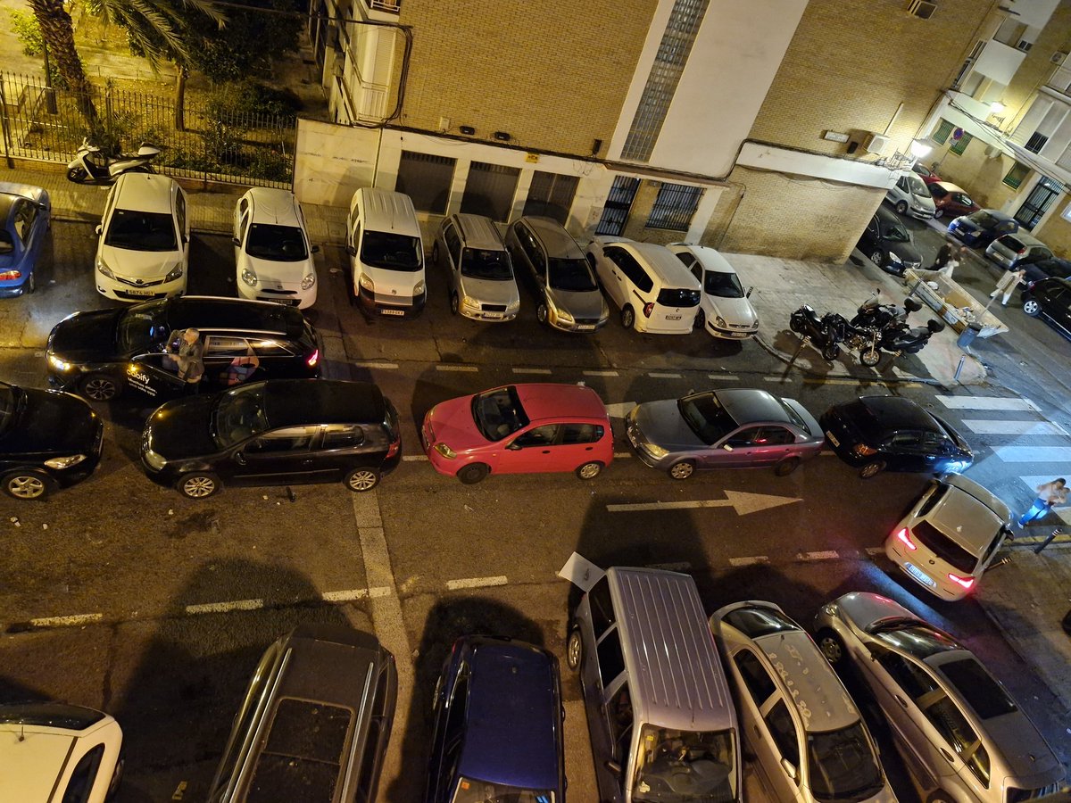 El día a día de Plaza de Compostela 41010... Pitidos, molestias diarias y aquí no viene NUNCA la autoridad competente <a href="/EmergenciasSev/">Emergencias Sevilla</a> y cuando vienen no se actúa... es vergonzosa la actuación del <a href="/Ayto_Sevilla/">Ayuntamiento de Sevilla</a>