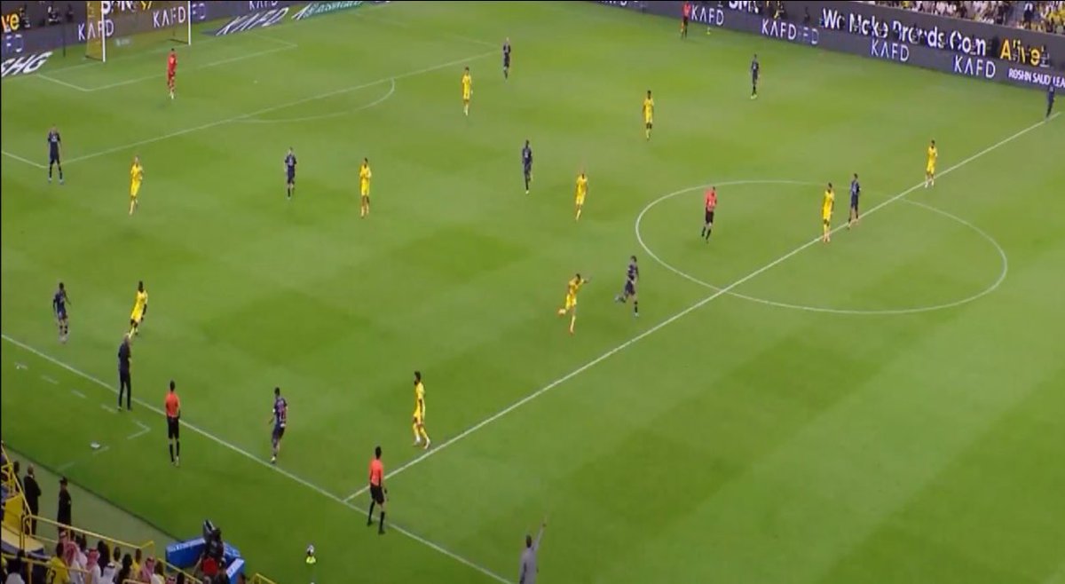 Fahadalhurifi's tweet image. لازم يعقلونه ..
هذا ماهو دفاع متقدم هذا جنون متقدم .!😡
مو معقول 
كل شوط اول وانا اجري ورى التعادل بسببه .!

هدف الفيحاء … 
ممكن احد يوريه المؤثر في النادي  ..!!! 👇