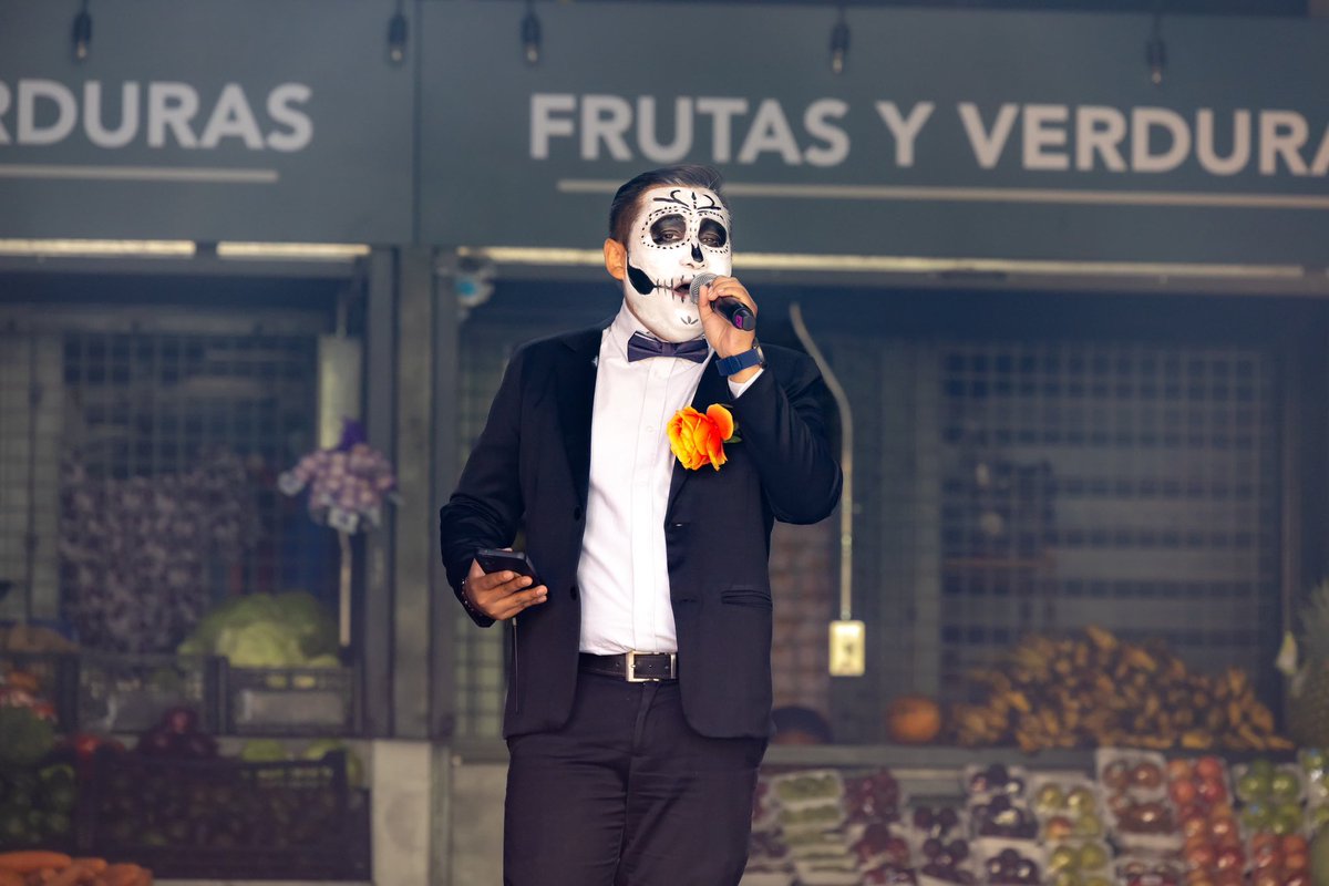 mercadosSV's tweet image. Sabías que las catrinas vienen de el término catrín, que era usado para referirse a un hombre elegante, de porte refinado y vestido con traje. 😳😳✨