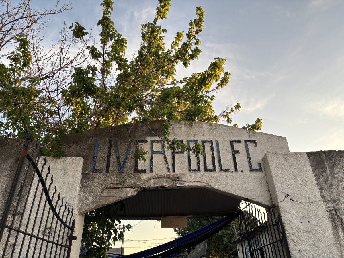 MarianoPG11's tweet image. Que raro y que difícil soltar tu lugar común con mucha gente, tu lugar de encuentro con amigos, tu segunda casa. 

Ese lugar donde sentís esa conexión tan especial con los que ya no están 

Sé que no va a ser la última vez que nos vamos a encontrar acá. Que lindo ser de Liverpool