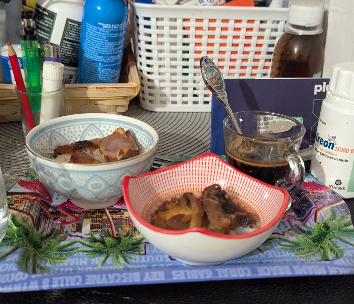 Ma grand mère continue de faire à manger pour mon tonton avec son café 😔