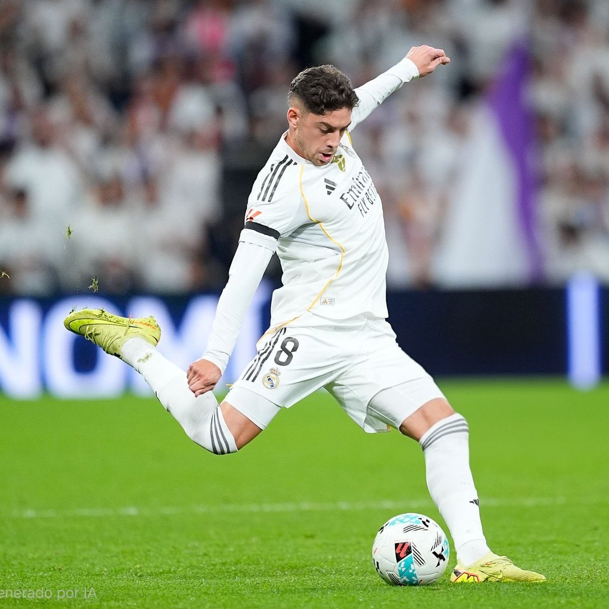 AlberrtoRM2's tweet photo. Fede Valverde tiene que ser lateral derecho sí o si, en este equipo no tiene sitio en el centro del campo y de lateral aporta muchísimo. https://t.co/p3Zg5je26I