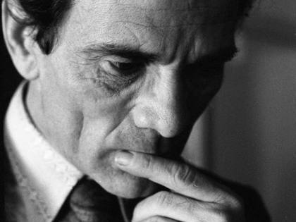 Una madrugada como hoy mataban a Pier Paolo Pasolini hace ahora 50 años. Las palabras de Moravia en su funeral aún resuenan: "Con Pasolini hemos perdido un poeta y poetas hay muy pocos en el mundo, cada siglo nacen tres o cuatro".