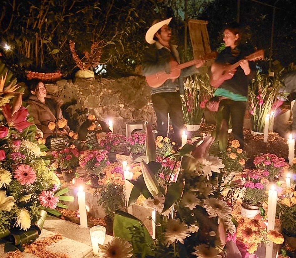 AztecEmpire1520's tweet image. I was once invited to go to Xochimilco and take part in a traditional Day of the Dead gathering at the local cemetery. 
A very special evening!