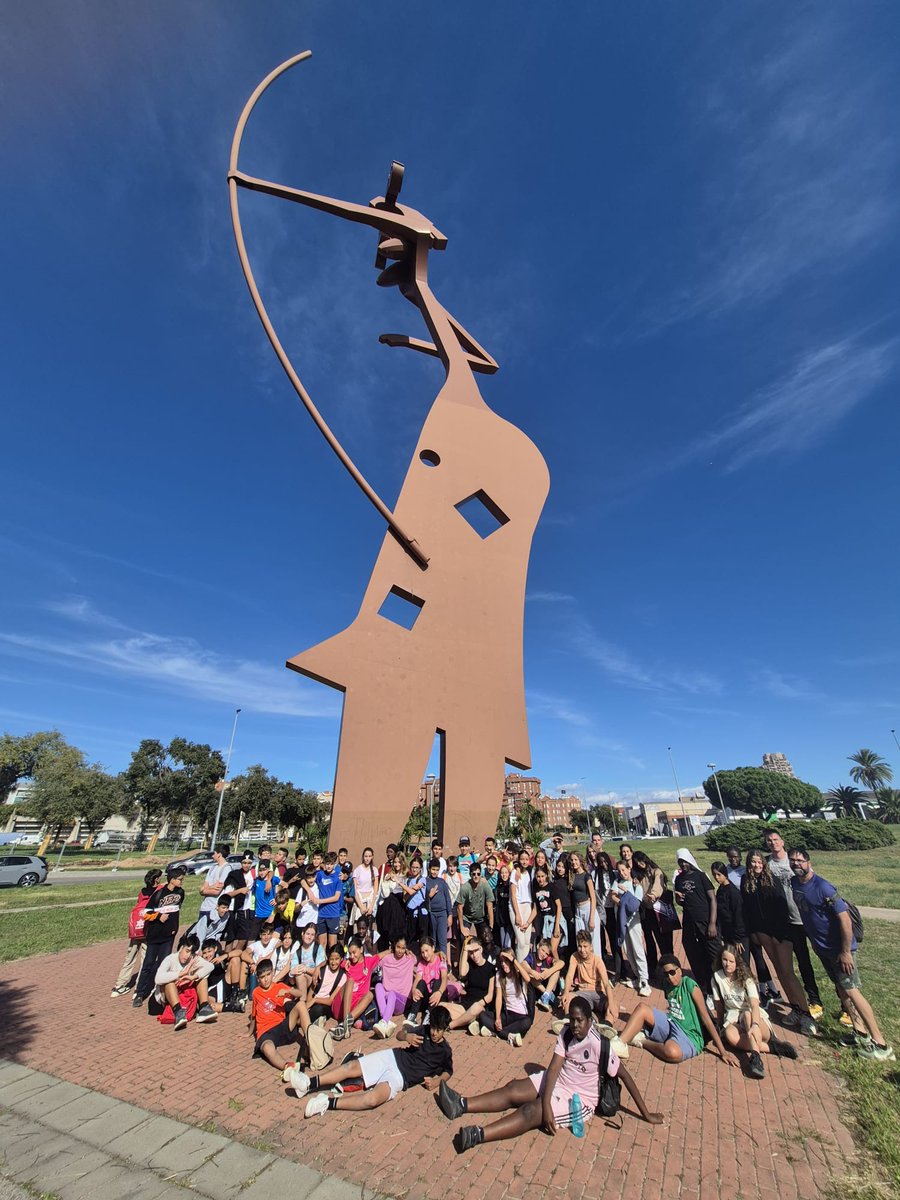 inslaialarquera's tweet image. Divendres 24 d&apos;octubre l&apos;alumnat de primer d&apos;ESO va fer la primera sortida de tutoria a la platja de Mataró. Allà es van fer activitats esportives grupals per tal d&apos;enfortir els vincles i la cohesió de grup.
#sortides #1rESO #tutoria #cohesió