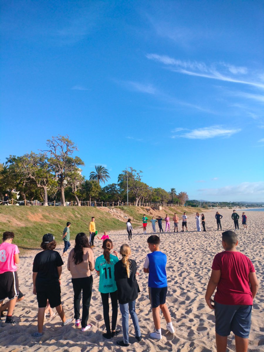 inslaialarquera's tweet image. Divendres 24 d&apos;octubre l&apos;alumnat de primer d&apos;ESO va fer la primera sortida de tutoria a la platja de Mataró. Allà es van fer activitats esportives grupals per tal d&apos;enfortir els vincles i la cohesió de grup.
#sortides #1rESO #tutoria #cohesió