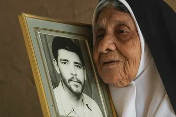 shahidmediaa's tweet photo. از مادر پرسید:"ناهار چی داریم؟"
مادر گفت: "سبزی پلو با ماهی"
با خندہ رو کرد به مادر و گفت:
"ما امروز این ماهی‌ها رو می‌خوریم و یک روزی این ماهی‌ها ما رو..."
چند وقت بعد در عملیات کربلای‌۴ درون اروند رود گم شد و مادر تا آخر عمر لب به ماهی نزد..!

#شهید_محسن_جاویدی https://t.co/FruKY9Vwxa