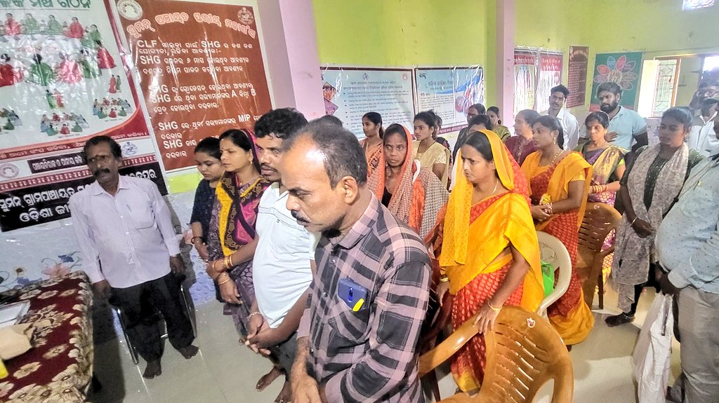 FCI_Berhampur's tweet photo. As part of #VAW2025, a special Vigilance Awareness Programme was conducted at the nearby Gram Sabha under Narendrapur Panchayat, where officers of FCI Berhampur administered the #IntegrityPledge and interacted with villagers to spread awareness on integrity and transparency. https://t.co/y5pNOxBX7B