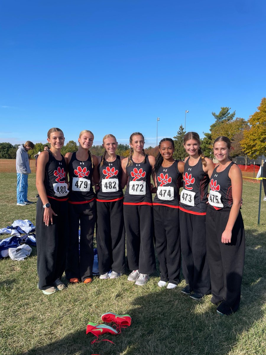 Edwardsville618's tweet image. 🏃‍♂️🏃‍♀️ Survive and Advance!
Both our Boys and Girls Cross Country Teams are heading to the IHSA State Meet after quality performances at today’s Sectional! 🌟

Congratulations to all the runners and coaches — your hard work has paid off! 🙌
Next stop: Peoria 💪🐾🧡