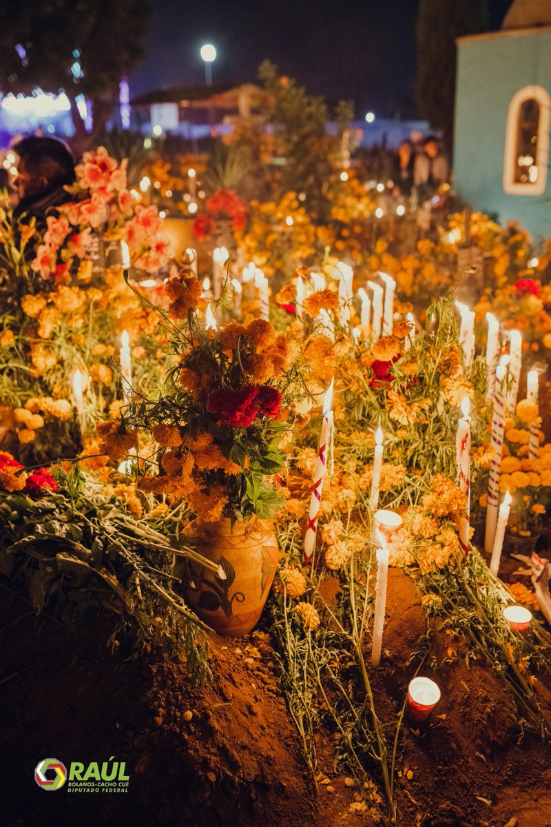 Hoy, en el #DíaDeTodosLosSantos, honramos a nuestros seres queridos que ya no están con nosotros. En todo México, esta tradición se entrelaza con nuestras raíces prehispánicas, donde erigimos ofrendas con flores de cempasúchil, velas y fotos, recordando sus vidas con amor y