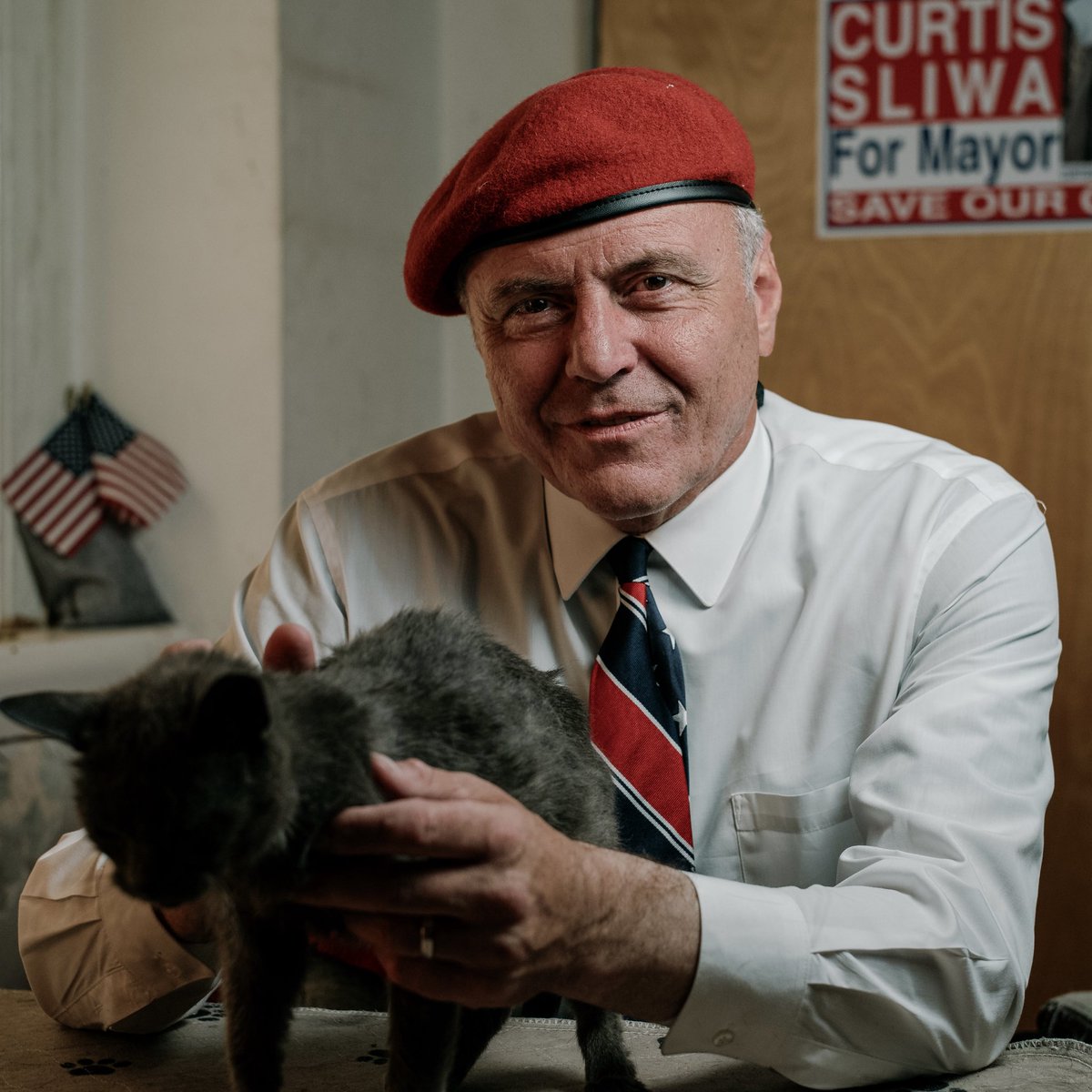 sideeffectshort's tweet photo. I hate New York Halloween, what do you mean you’re Curtis Sliwa and one of his 16 cats? https://t.co/ilUHo7FKR5