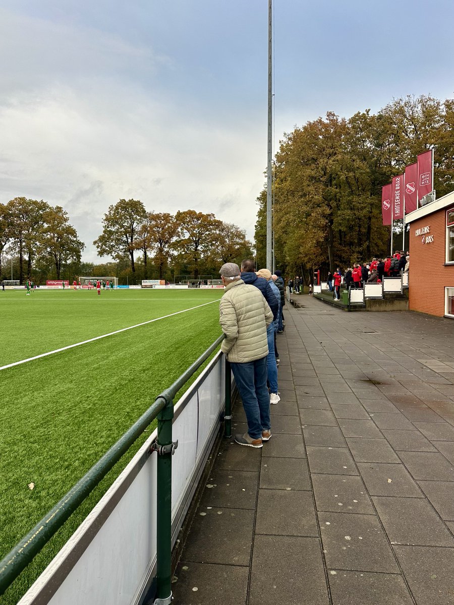 Tegen hekkensluiter Dieren begonnen de Hulzense Boys pas na een uurtje eindelijk met voetballen, maar dat was te laat om een volkomen terechte 0-2 achterstand nog weg te werken…