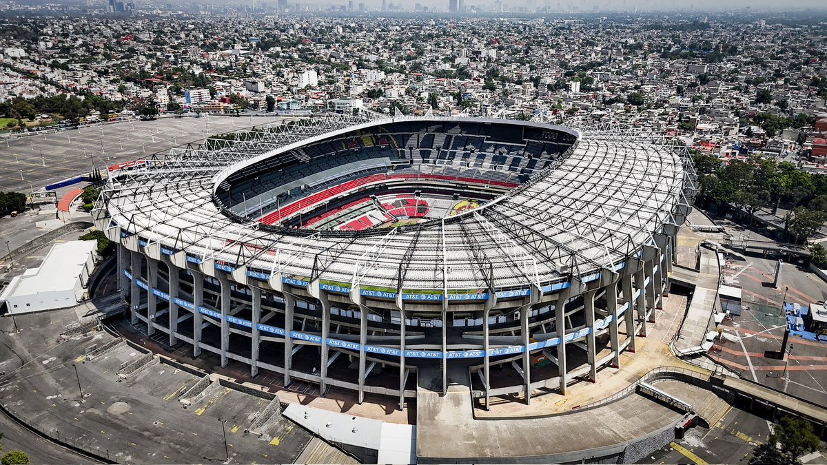 1916Aguila's tweet photo. Ahí vi por primera vez un partido de fútbol en vivo.

Ahí me llevó mi padre.

Ahí mis ojos de niño se maravillaron con el verde verdísimo del césped y con el colorido de todo alrededor.

Ahí vi jugar a Cuauhtémoc, a Zague, a Biyik, a Kalusha, a Zamorano, al Piojo López, a Fidalgo, a Zendejas, a Frankie Obviedo, a Memo Ochoa, a Marchesin, a Guido, a Malagón, a Villa, a Lara, a Paul Aguilar, a Aquivaldo, a Davino y a tantos más.

Ahí grité por primera vez hasta que la garganta se quedó sin voz.

Ahí metió ESE gol el misionero.

Ahí grité cada título.

Ahí celebré el Tricampeonato.

Ahí quiero volver.

Y cuando vuelva, te hago, querido COLOSO, la promesa que te seguiré llamando ESTADIO AZTECA.

Porque sí entiendo que es un negocio y entiendo cómo funciona el mundo y el dinero. Pero jamás podré entender que la casa del América se llame de otra forma.

ESTADIO AZTECA es un nombre eterno.