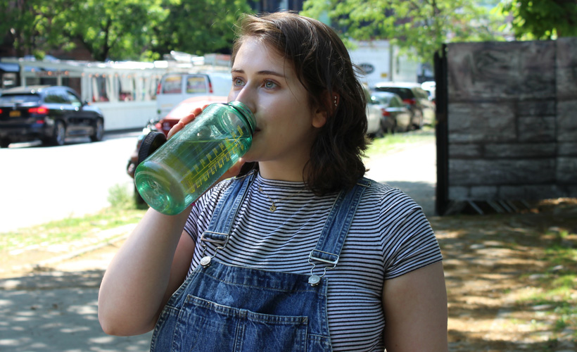 Woman With Big Water Bottle Achieves Constant State of Pissing: ow.ly/qpOl50Xl5zw