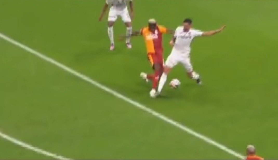 Osimhen'e yapılan net penaltı verilmedi.
Cihan Aydın lime lime doğradı bizi. #GSvsTS