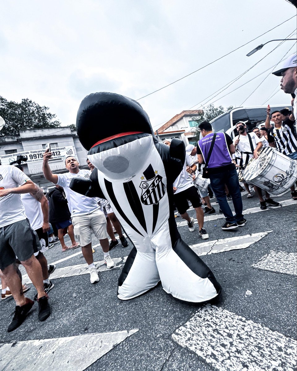 SantosFC's tweet photo. Melhor mascote do Brasil ao lado da nação santista! 🫶🏼 https://t.co/jXPLNgTufA