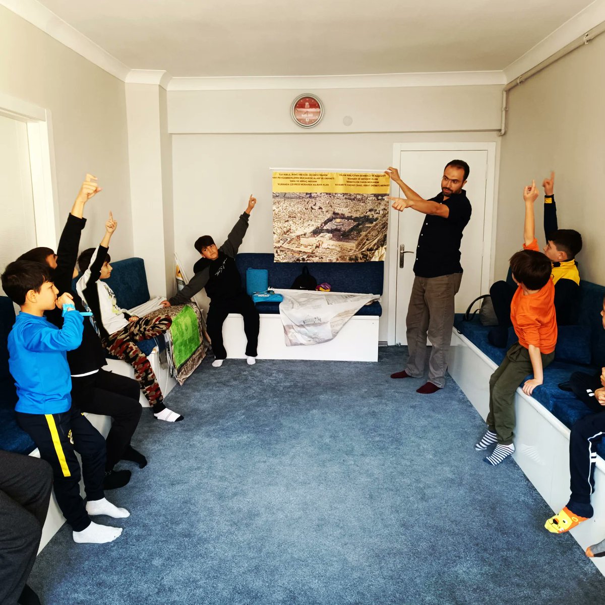 ankortaokullar's tweet photo. 📍Gölbaşı AGD
Bu hafta da Kâşif gruplarımızla Gölbaşı’ndaydık! 🌿
Osman Günsüz ile Kudüs ve Filistin konulu dersimiz,
ezgi ve ilahi dinletileri, film saati ve bolca tebessümle dolu geçti 🤝📸✨

#KâşifGrupları #GölbaşıAGD #AGD #AnadoluGençlik #OsmanGünsüz #Kudüs #Filistin https://t.co/ZWwsA5QXy6