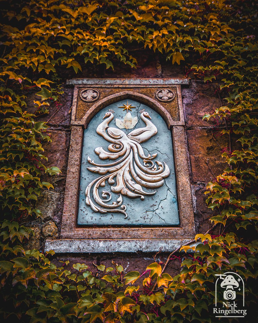 RingelbergNick's tweet photo. Zo’n verborgen detail waar je zó voorbij loopt… tenzij je met park-ogen kijkt 👀
#efteling #themeparkphotography #parkdetails #eftelingvibes #toverlandvibes #attractiepark #pretpark #storytelling #decorbouw #imagineering #parkdesign #ambientphotography #moodytones https://t.co/KIWrad3Xu9