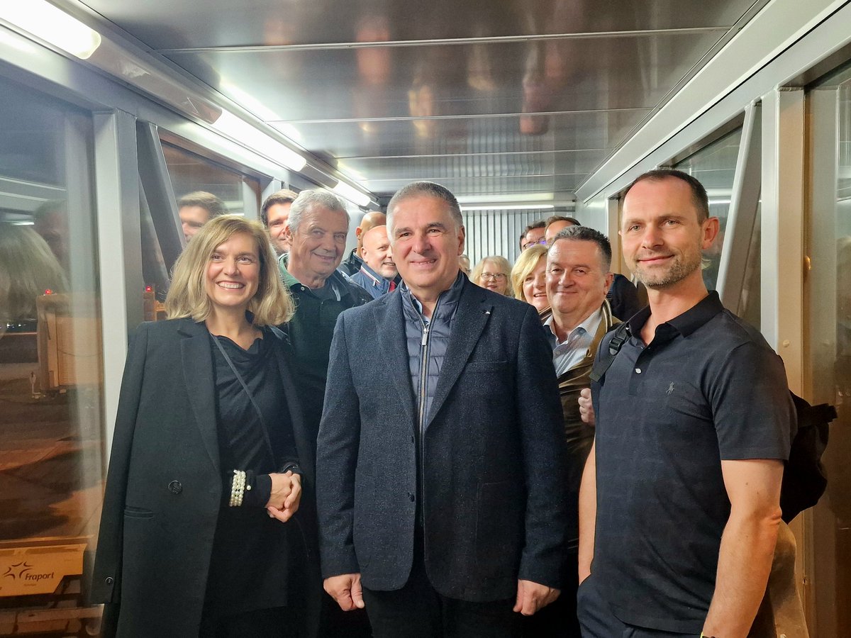 🇸🇮 Predsednik Lotrič vodi močno slovensko delegacijo na uradni obisk Kitajske

Predsednik Državnega sveta Republike Slovenije <a href="/LotricMarko/">Marko Lotrič</a> se z delegacijo odpravlja na uradni obisk Ljudske republike Kitajske, namenjen odpiranju novih priložnosti za slovenska podjetja in krepitvi