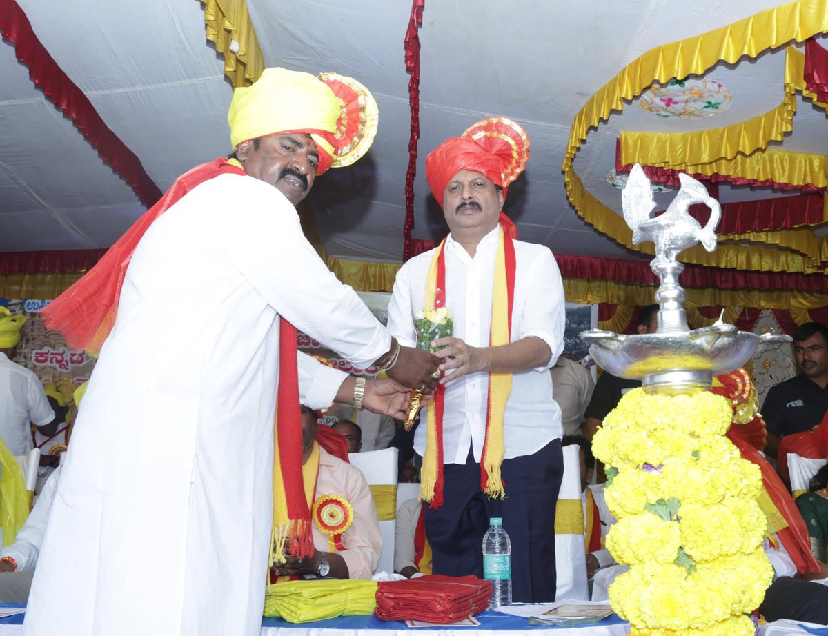 ಕೋಲಾರದಲ್ಲಿ ಇಂದು ನಡೆದ ಕನ್ನಡ ರಾಜ್ಯೋತ್ಸವ ಆಚರಣೆಯಲ್ಲಿ ಪಾಲ್ಗೊಂಡು ಧ್ವಜಾರೋಹಣ ನೆರವೇರಿಸಿ ರಾಜ್ಯೋತ್ಸವದ ಹಾರ್ದಿಕ ಶುಭಾಶಯಗಳನ್ನು ಕೋರಿದೆ.
💛❤️

#ಕನ್ನಡರಾಜ್ಯೋತ್ಸವ #ಜೈಕನ್ನಡ #ಕನ್ನಡನಾಡು #ಕೋಲಾರ #KarnatakaRajyotsava #ProudKannadiga