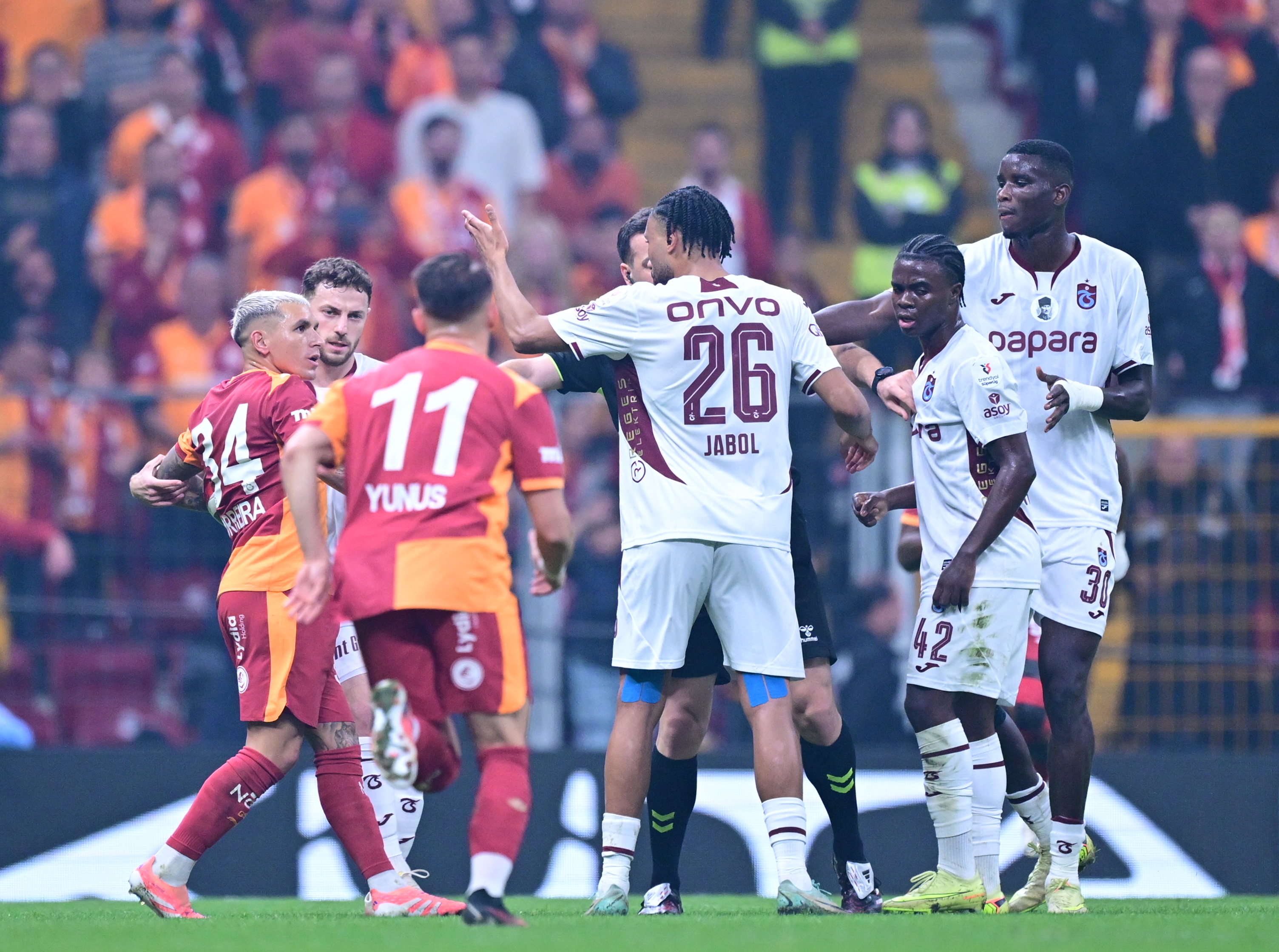 Galatasaray ve Trabzonspor'dan sessiz maç: Zirvede puanlar paylaşıldı!