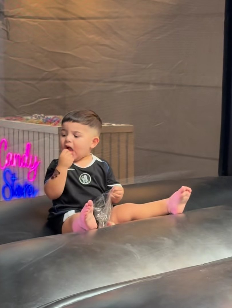 miralo al tipo re pancho comiendo pochoclos con la camiseta negra del chelsea