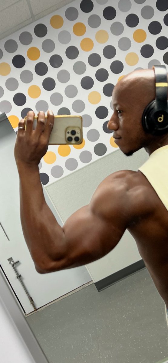 lltjstar88's tweet image. Bro, your biceps don’t care about “tomorrow.” They grow from TODAY’S reps. Hit 4x10 curls right now. Tag a friend who’s skipping arms. #IronAddict