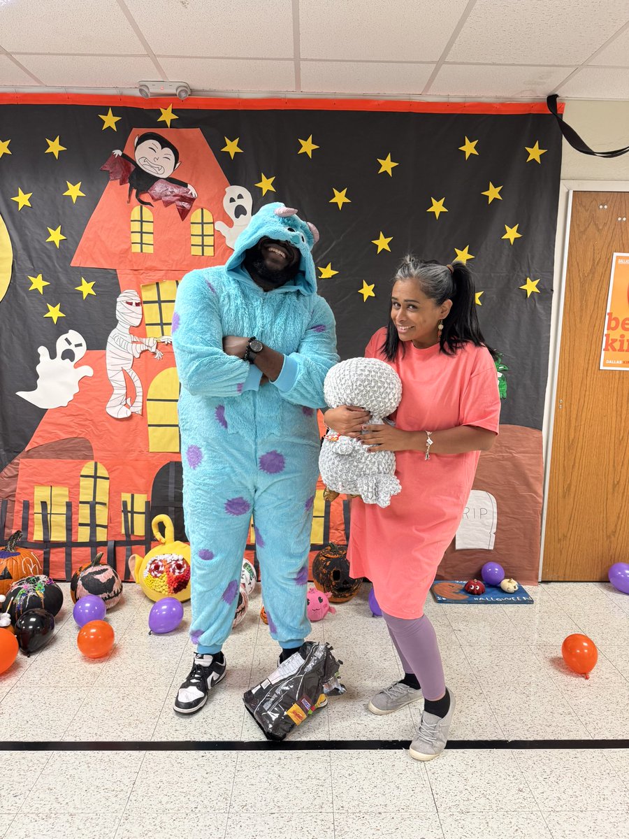 RubyGarzaDISD's tweet image. It’s been a great week of spooky fun and strong instruction across the @wwsamuell VT. Thank you for a great week and close of October. Let’s go November! @Region1DISD @LauraRubioGarza