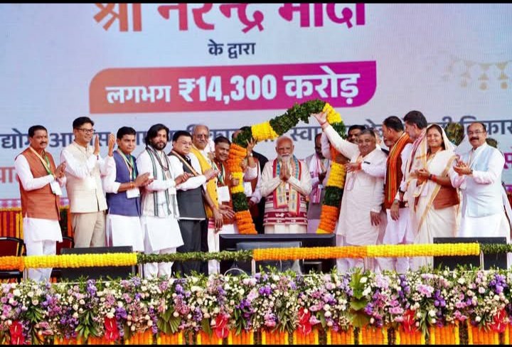 tejnath_patel's tweet image. आज छत्तीसगढ़ रजत महोत्सव के शुभ अवसर पर हमारे देश के जन नायक, लोक प्रिय प्रधान मंत्री श्री नरेन्द्र मोदी जी कार्यक्रम में शामिल हुए साथ ही छत्तीसगढ़ प्रदेश के विकास के लिए 14,300 करोड़ के विकास कार्य की स्वीकृति के लिए पूरा छत्तीसगढ़ की ओर से बहुत बहुत धन्यवाद 🙏