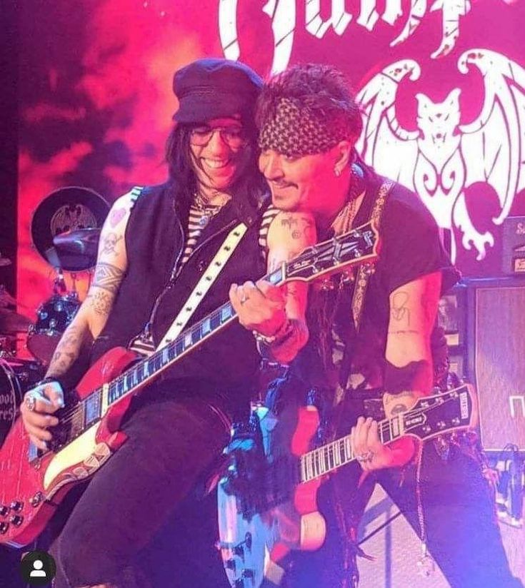 "We're proud of you, brother. We love you... remember that. We're proud of you and everyone is behind you."🤗
~ Tommy Henriksen to
#JohnnyDepp 🩷