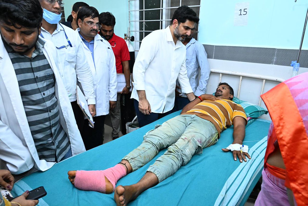 naralokesh's tweet image. శ్రీకాకుళం జిల్లా కాశీబుగ్గ ఆలయంలో భక్తుల మధ్య జరిగిన తోపులాటలో గాయపడి పలాస సీహెచ్ సీలో చికిత్స పొందుతున్న వారిని పరామర్శించాను. క్షతగాత్రులకు అందుతున్న వైద్యాన్ని, వారి ఆరోగ్య పరిస్థితిని వైద్యులను అడిగి తెలుసుకున్నాను. ప్రభుత్వం అన్ని విధాల అండగా ఉంటుందని బాధితులకు ఈ సందర్భంగా…