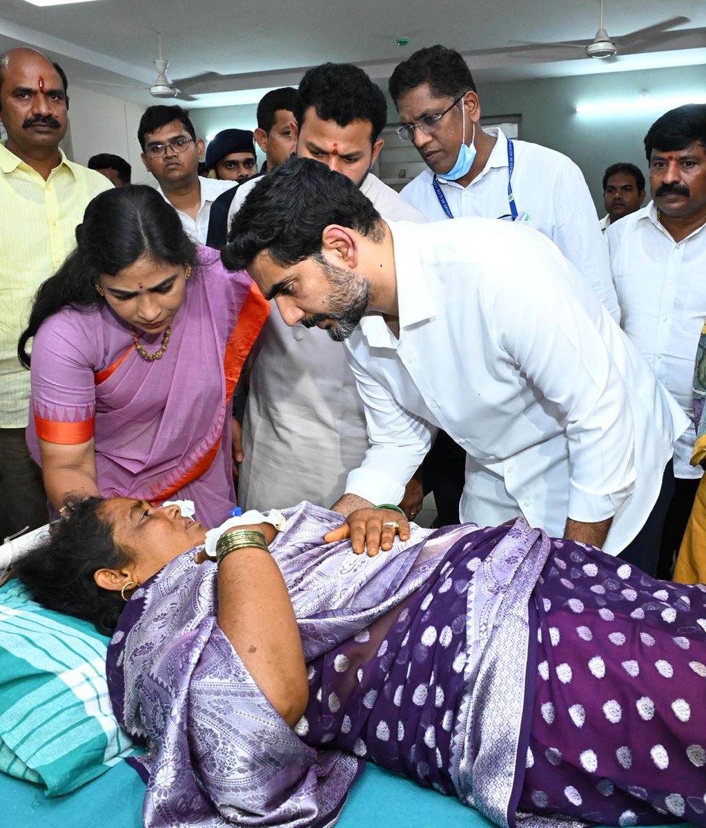 naralokesh's tweet image. శ్రీకాకుళం జిల్లా కాశీబుగ్గ ఆలయంలో భక్తుల మధ్య జరిగిన తోపులాటలో గాయపడి పలాస సీహెచ్ సీలో చికిత్స పొందుతున్న వారిని పరామర్శించాను. క్షతగాత్రులకు అందుతున్న వైద్యాన్ని, వారి ఆరోగ్య పరిస్థితిని వైద్యులను అడిగి తెలుసుకున్నాను. ప్రభుత్వం అన్ని విధాల అండగా ఉంటుందని బాధితులకు ఈ సందర్భంగా…