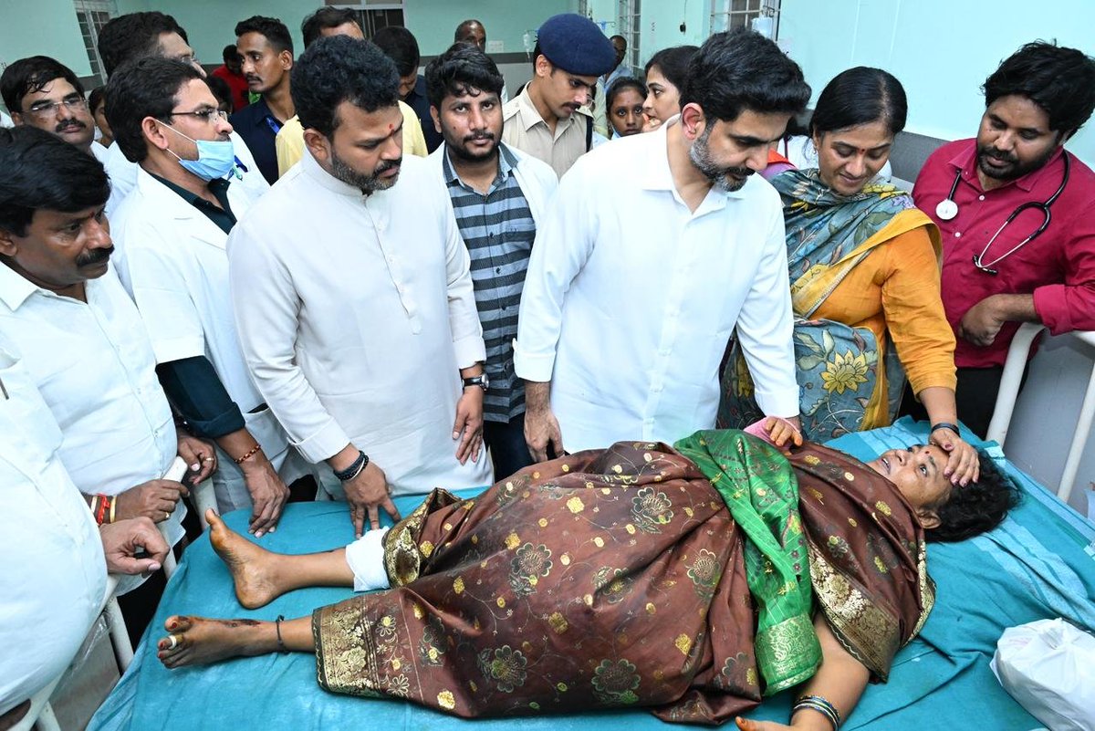 naralokesh's tweet image. శ్రీకాకుళం జిల్లా కాశీబుగ్గ ఆలయంలో భక్తుల మధ్య జరిగిన తోపులాటలో గాయపడి పలాస సీహెచ్ సీలో చికిత్స పొందుతున్న వారిని పరామర్శించాను. క్షతగాత్రులకు అందుతున్న వైద్యాన్ని, వారి ఆరోగ్య పరిస్థితిని వైద్యులను అడిగి తెలుసుకున్నాను. ప్రభుత్వం అన్ని విధాల అండగా ఉంటుందని బాధితులకు ఈ సందర్భంగా…