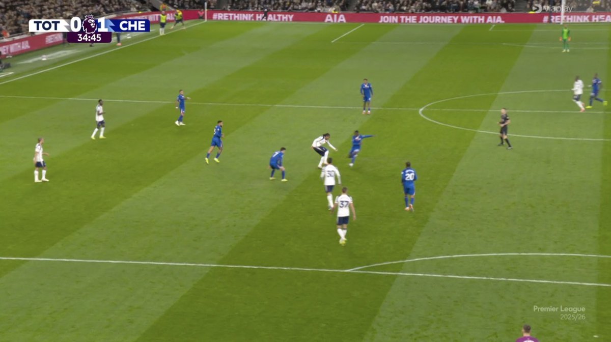 TouchlineX's tweet image. 📸 - MOISES CAICEDO INTERCEPTED THE PLAY TWICE AND THEN EVEN MANAGED TO GET AN ASSIST!

WHAT A PLAYER, WHAT AN UNBELIEVABLE PLAYER!