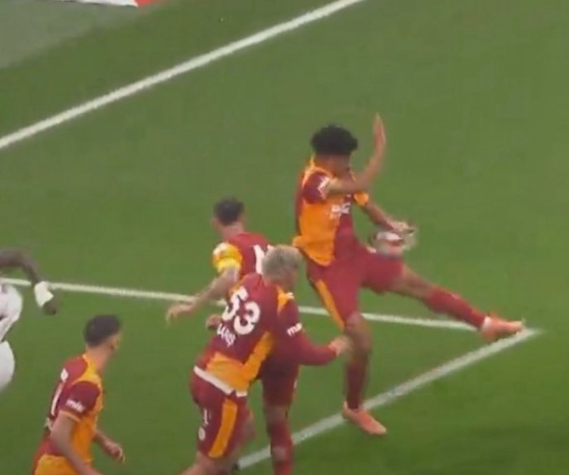 Aynı iki pozisyon, farklı iki karar.

Penaltı verildi        -      Penaltı verilmedi