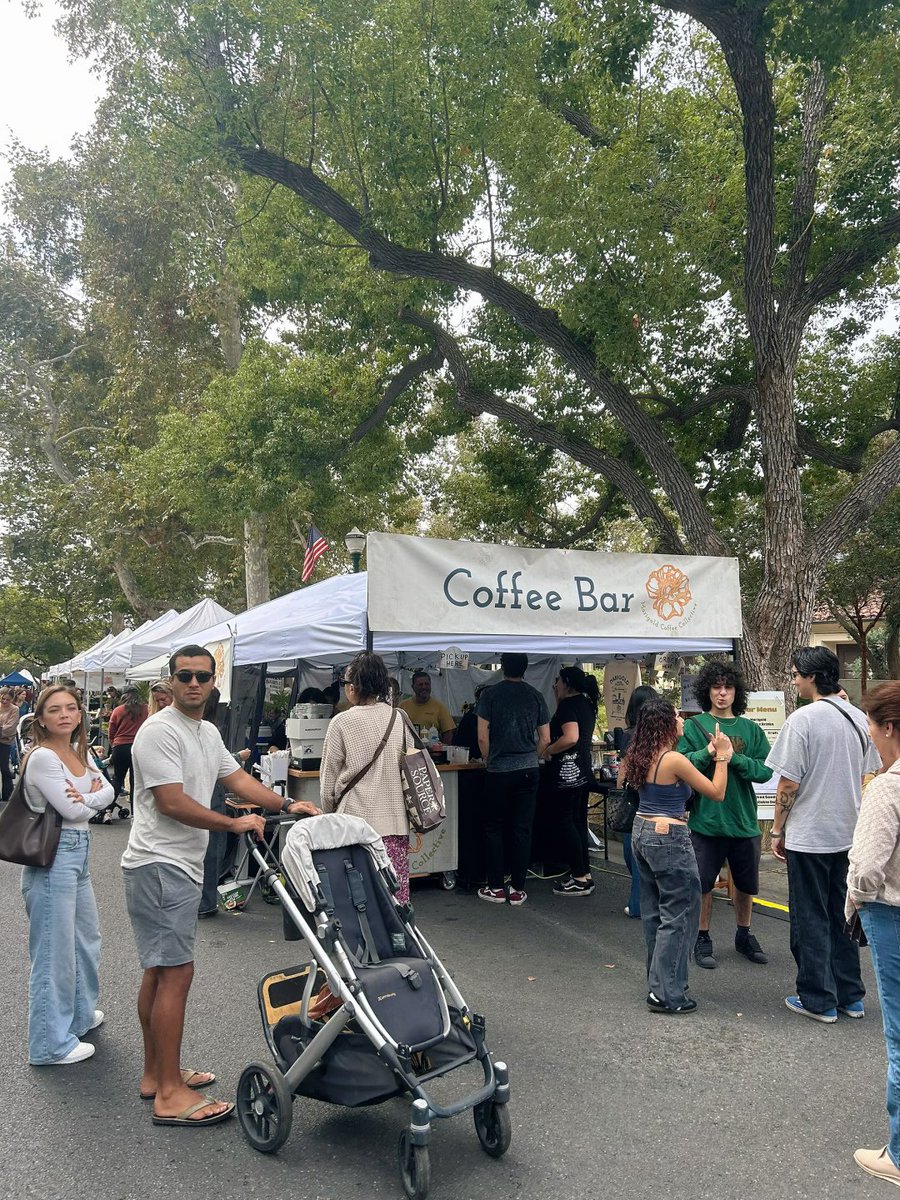 zxc_em's tweet image. Simply enjoy a cup of coffee and buy a succulent to take home.