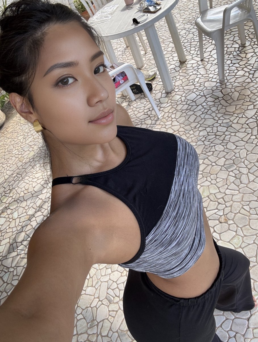 sweet__celina's tweet image. Hair up, or down? 🤔

#questiontime #questionofthesecond #saturdaymorning #SaturdayVibes #question