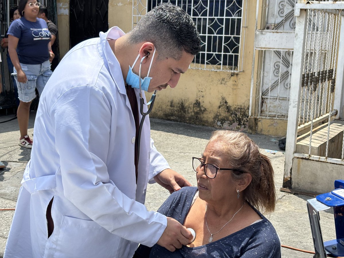 IESSGuayas's tweet photo. #IESSenAcción |  Personal médico 👨🏽‍⚕️ del hospital del Día Sur Valdivia 🏥 acercó sus servicios hasta el sur oeste de Guayaquil para atender a los asegurados que asistieron a las #BrigadasSociales. https://t.co/gGaRxLdYrr