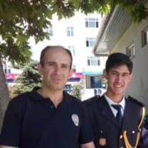 Kim bu sosyal medyadaki Cemil Çiçek?  Floddd  👇👇
FETÖ'cü mü CHP'li mi? Atatürkçümü 
Gelin kendisi hakkındaki iddiaları tek tek inceleyelim.

"Asıl adı Cemil Gökhasan olan Cemil Çiçek’i sosyal medyada toplumu manipüle etmeye yönelik provokatif paylaşımlarıyla tanıyoruz.

En çok