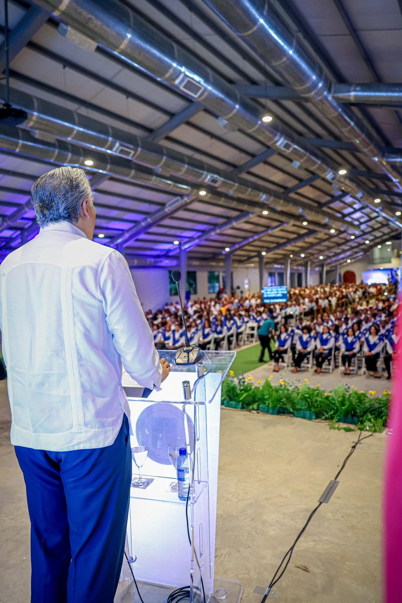 LMDECAMPS's tweet image. Hoy celebramos a 220 jóvenes del Instituto Politécnico Loyola que se gradúan con competencias técnicas, valores y propósito.
La educación técnico-profesional es fuerza para el trabajo, para la innovación y para el país.
¡Felicidades, Loyola 2025! 🇩🇴