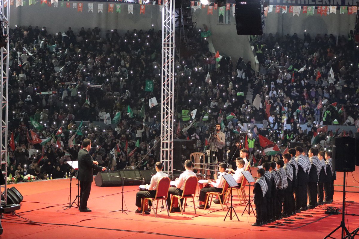 Bu günümüze Elhamdülillah!

Adana Mimar Sinan Açıkhava Tiyatrosundayız. 

Hz. Ömer ve Adaleti konulu konferansımızda Hocamız İslam’ın Adaletini anlatıyor. 

Binlerce kişi tek yürek! 

Her şeye rağmen Furkan Hareketi Allah’ın izniyle dimdik, sapasağlam ayakta..

Adana’dan ve