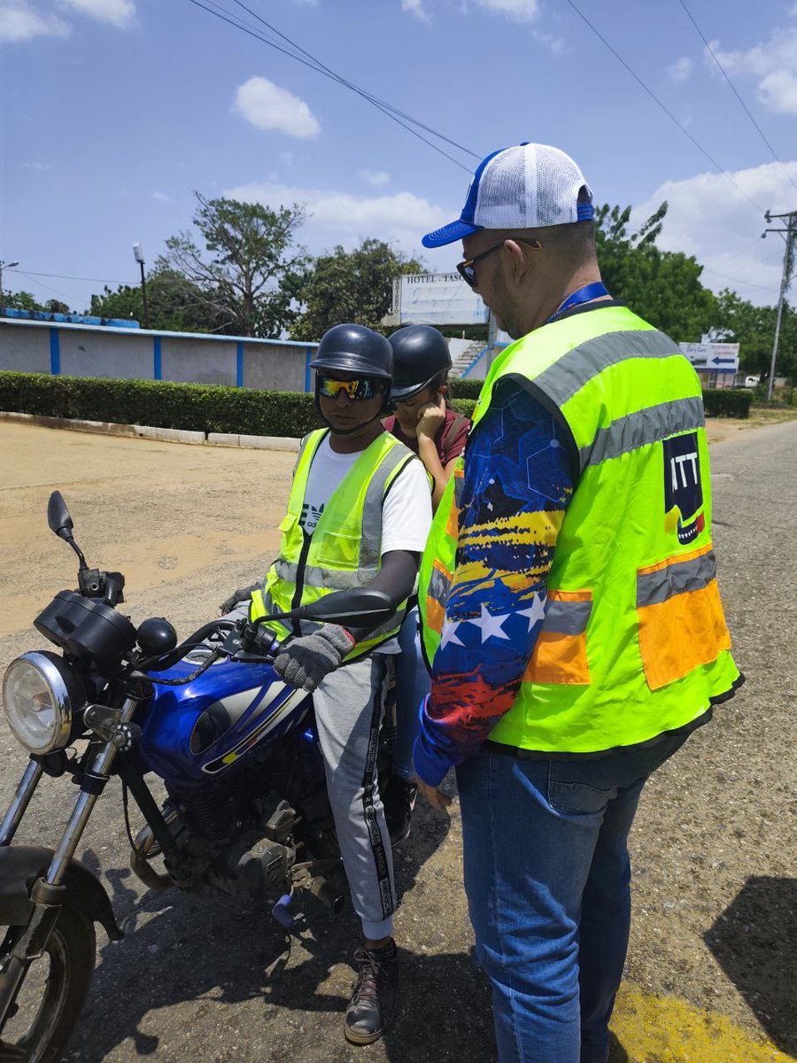 ORINTTPUERTOS's tweet photo. Trabajadores del INTT Puertos de Altagracia se desplegaron en el PAC, av principal Valmore Rodríguez dictando charlas de educación vial a los conductores, explicaron la importancia de respetar las señales de tránsito, el uso del cinturón de seguridad y la prevención de accidentes https://t.co/6EqFn6drAV
