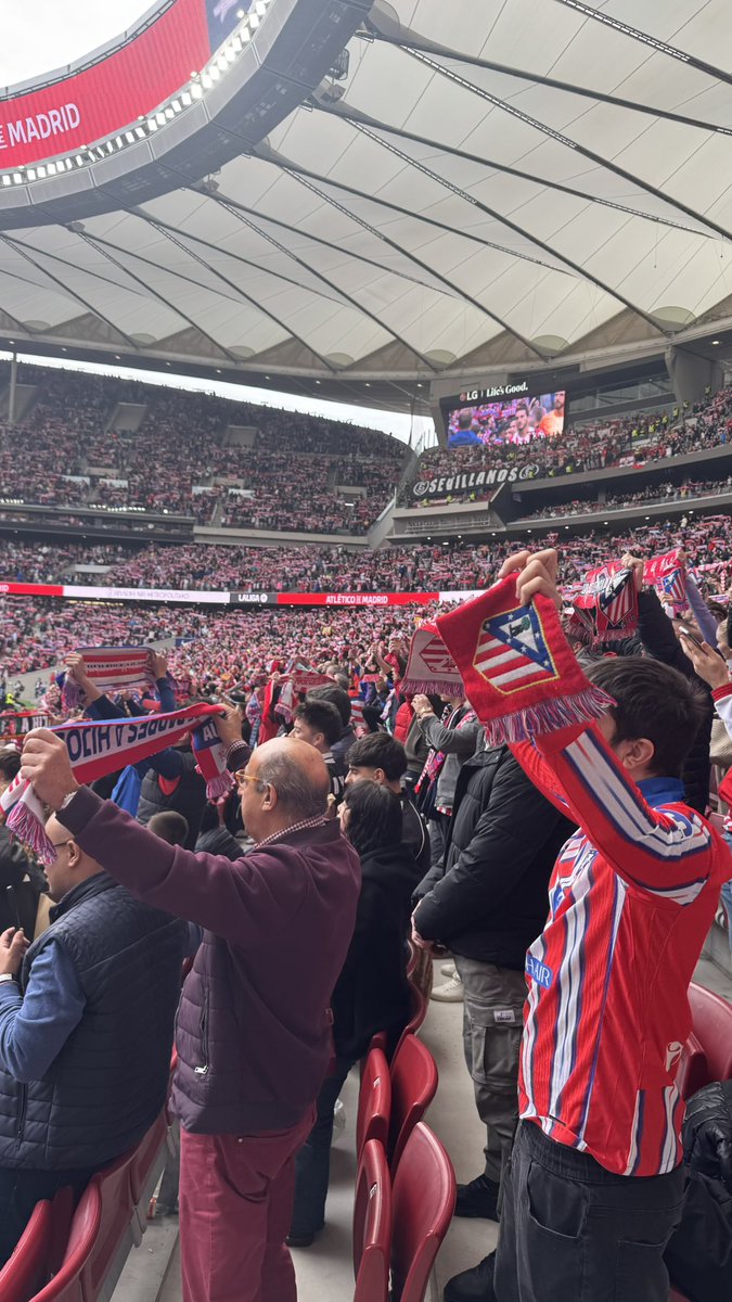 herkedegroot's tweet photo. Super voetbalweekend met mijn zoon. Atletico Madrid - Sevilla ⚽️
#Atletico #Madrid https://t.co/LO9Qqkn11N