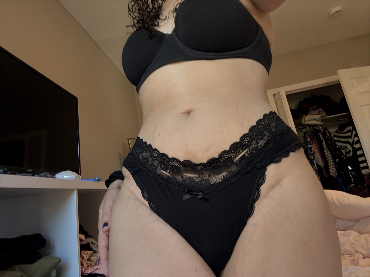 bugfleur's tweet photo. lesbian tummy :•) https://t.co/DLU4YFDknZ