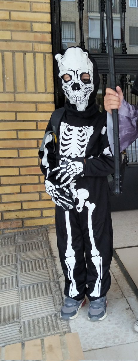 Álvaro ayer se disfrazó de esqueleto y se enfadaba porque no se asustaban al verlo jajaj, decía mamá porque no se asustan, y le digo porque vas muy guapo y chulo y dice no, doy miedo,soy un esqueleto jajajaja