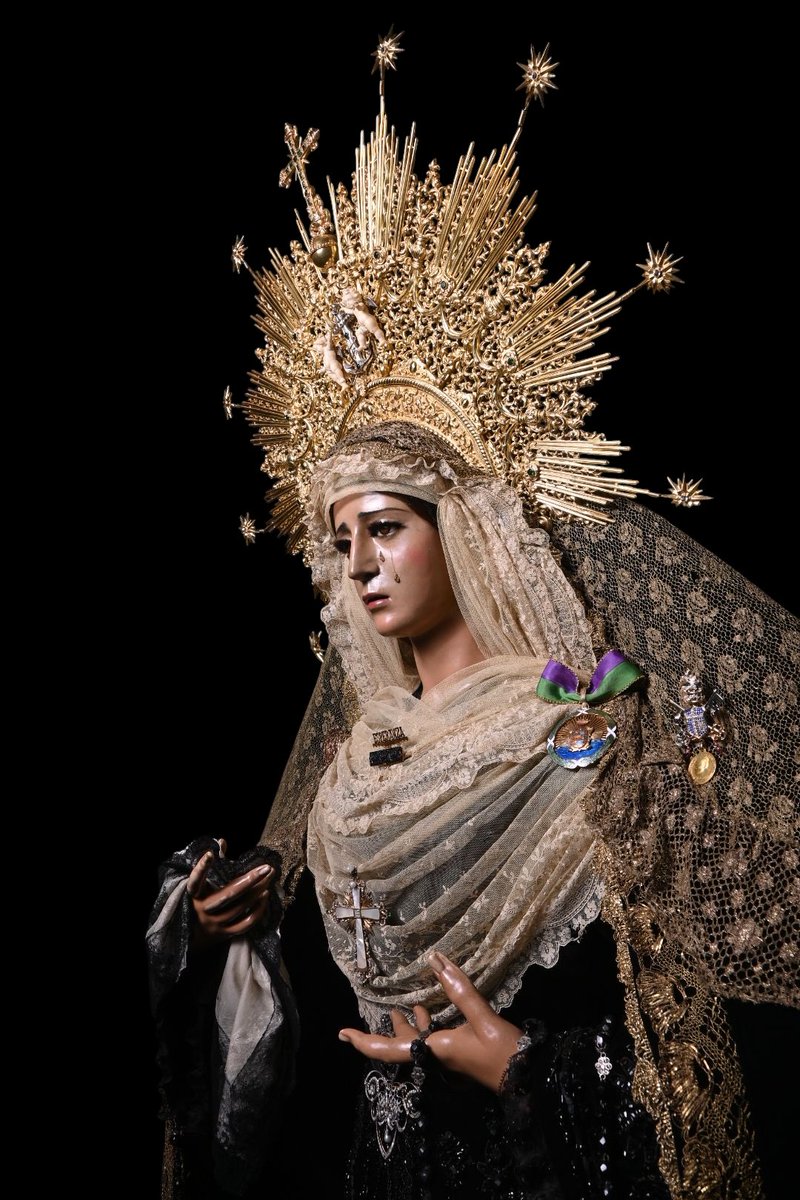 En la Solemnidad de Todos los Santos, honramos a quienes ya participan de la presencia de Dios en la gloria eterna.

Que la Virgen de la Esperanza interceda por nosotros y nos guíe hacia la santidad y la vida eterna en Cristo.

#CofradíasMLG