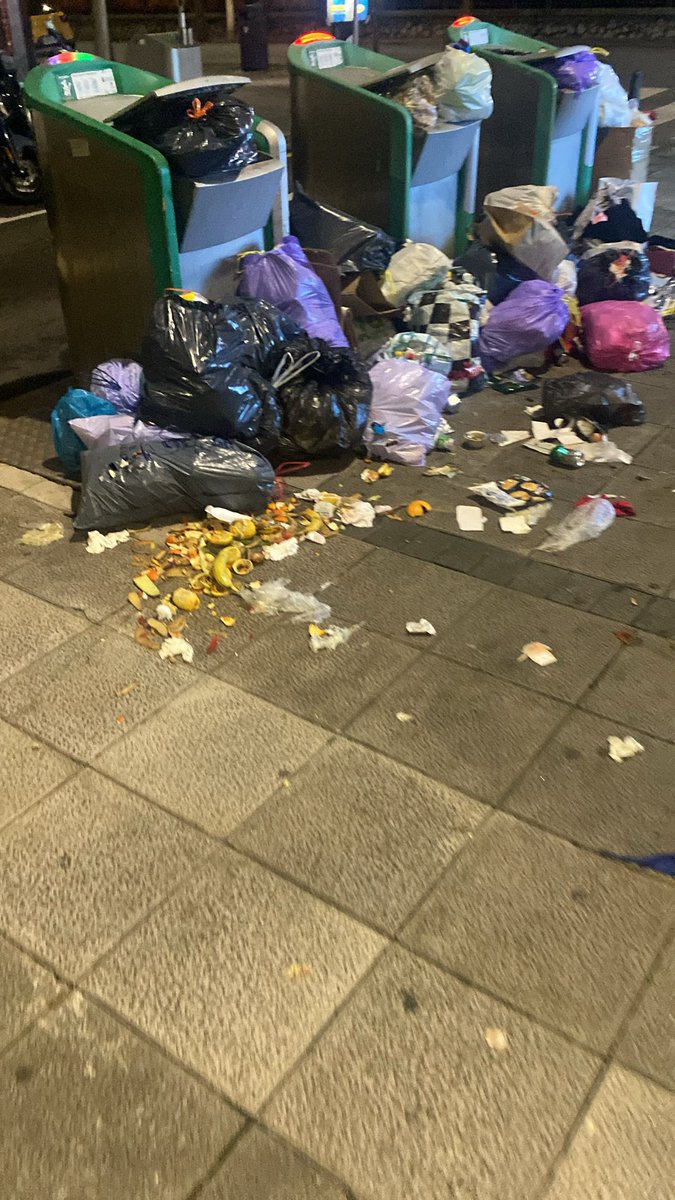 Vuelven a funcionar y pasa esto…#santander <a href="/santandersucio/">#SantanderSucio</a> <a href="/PinaFelipe_/">Felipe Piña</a> <a href="/eltomavistas/">Tomavistas Santander</a> 🤦‍♀️