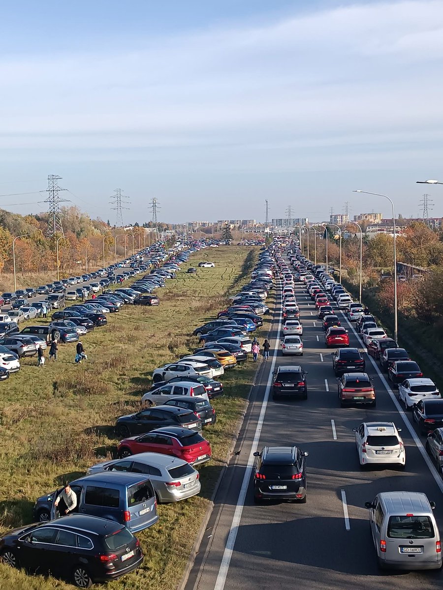 Ten jeden weekend w roku, w którym komunikacja miejska uruchamia dodatkowe kursy na cmentarze.