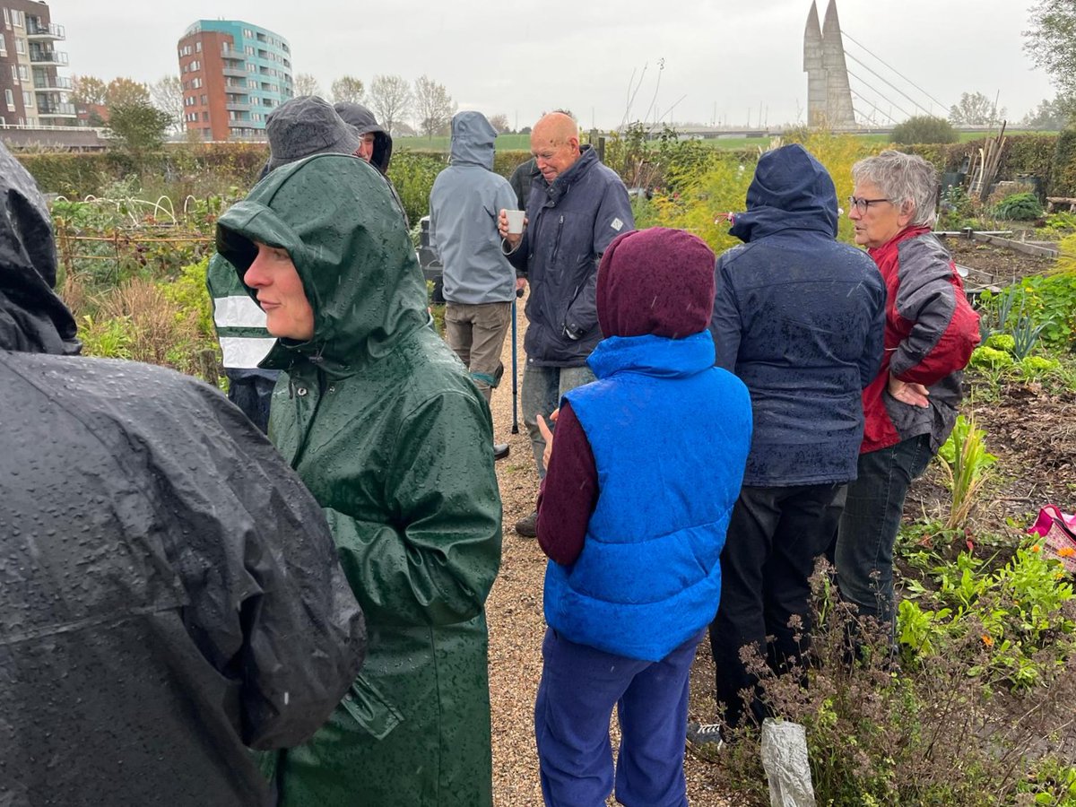 Tuinklusdag in de moestuin! Gezellig ondanks de regen!