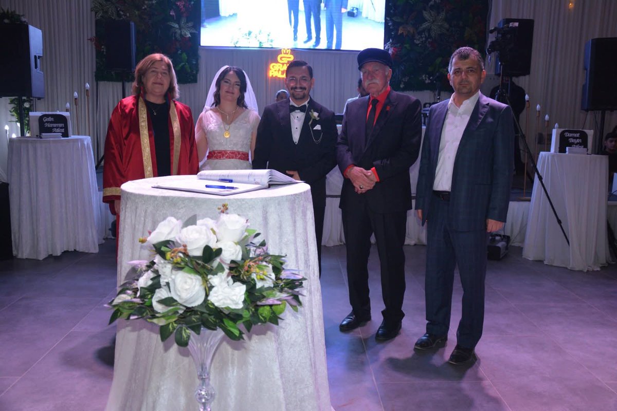 Zehra İle Şemsettin Kardeşlerimin Çifteler Belediye Başkanının kıydığı nikahlarına, Nurettin Şahbaz Ağbeyimle şahitlik ettik. 

Rabbim çiftimize dünya ve ahiret mutluluğu versin.